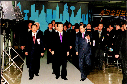 김대중 대통령이 2001년 2월 9일 서울 광화문 한국통신 대회의실에서 열린 '초고속 정보통신망 기반완성 기념식'에 참석해 정부 관계자들과 함께 행사장을 둘러보고 있다.